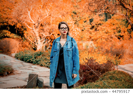 Style girl in a fall season park Style girl in a fall season park 44795917