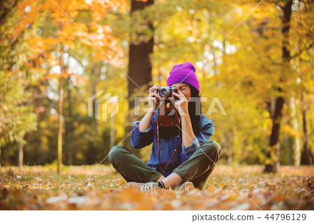 girl in hat with professional camera on fall season park girl in hat with professional camera on fall season park 44796129