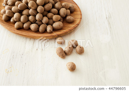 Wooden plate and muka 44796605