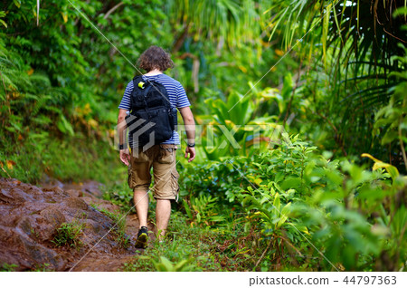 Young tourist hiking on the famous Kalalau trail 44797363