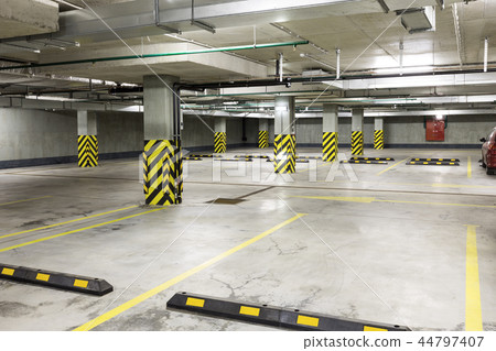 Underground car parking at modern house 44797407