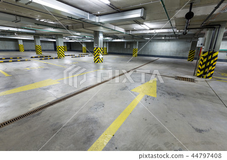 Underground car parking at modern house 44797408