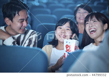 觀看電影的觀眾在電影院 觀看電影的觀眾在電影院 44799332