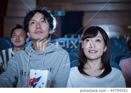 觀看電影的觀眾在電影院 44799381