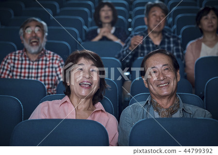 觀看電影的觀眾在電影院 44799392