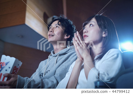 觀看電影的觀眾在電影院 44799412