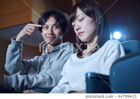 觀看電影的觀眾在電影院 觀看電影的觀眾在電影院 44799413