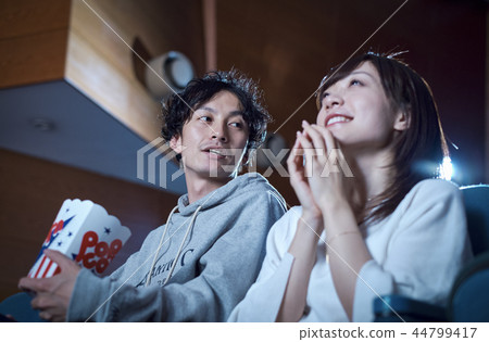 觀看電影的觀眾在電影院 觀看電影的觀眾在電影院 44799417