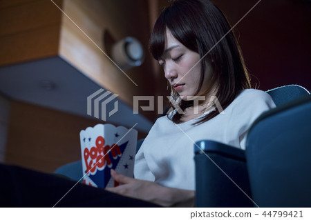 觀看電影的觀眾在電影院 44799421