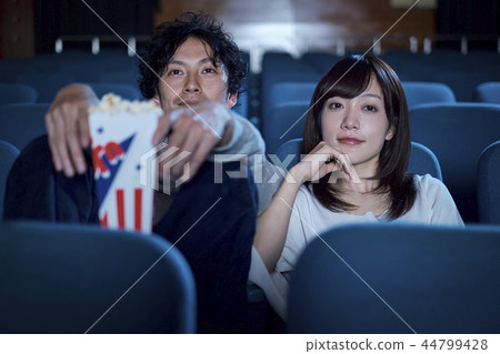 觀看電影的觀眾在電影院 44799428