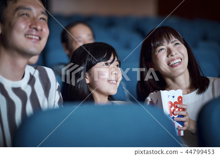 觀看電影的觀眾在電影院 44799453