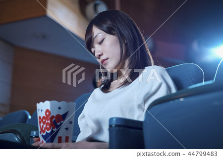 觀看電影的觀眾在電影院 觀看電影的觀眾在電影院 44799483