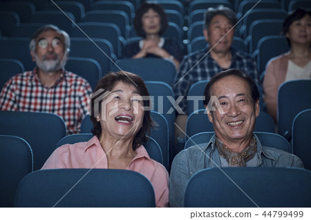 觀看電影的觀眾在電影院 44799499