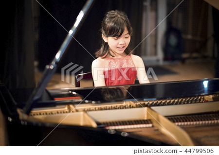 Piano recital 44799506