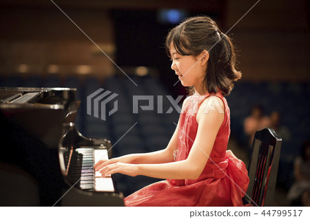 Piano recital 44799517