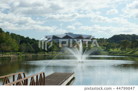 噴泉和水面 噴泉和水面 44799847