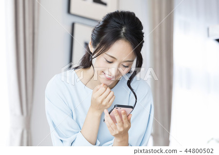 A woman shooting a dish 44800502