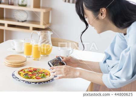 A woman shooting a dish 44800625