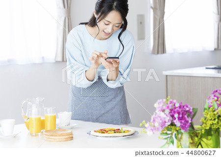 A woman shooting a dish 44800627