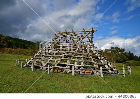 Taking a picture of a Jomon period cave-in type residence restored at the Ofuna site in the former Minami-Kobe area of Hakodate, Hokkaido Taking a picture of a Jomon period cave-in type residence restored at the Ofuna site in the former Minami-Kobe area of Hakodate, Hokkaido 44800863