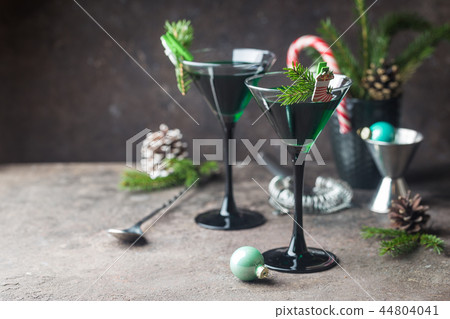 Green cocktails in martini glasses 44804041