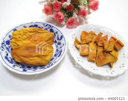 Dried mango cut easy to eat 44805121