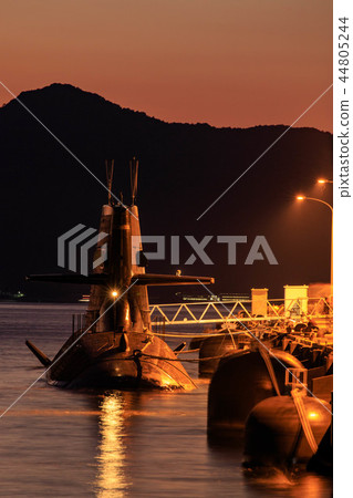 Alley from the array Submarine evening scenery Alley from the array Submarine evening scenery 44805244