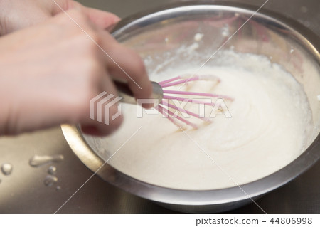 手攪拌麵粉 44806998