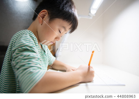 睡著的三年級學生 44808963