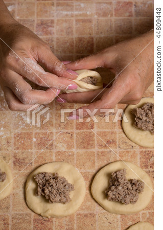 Woman sculpts dumplings 44809448