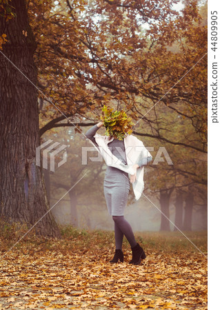 Bouquet of oak leaves 44809905