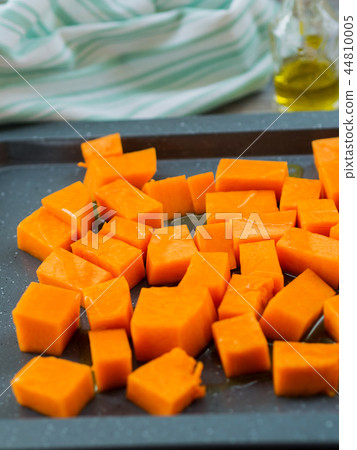 Chopped pumpkin drizzled with oil for baking 44810005