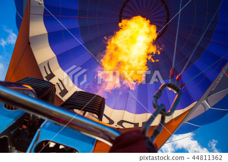 Hot Air Balloon Landing 44811362