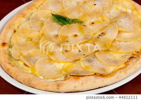 Pizza with pear and gorgonzola Pizza with pear and gorgonzola 44812111