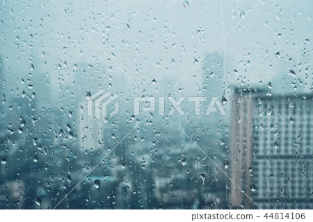 Rain drops on window Rain drops on window 44814106