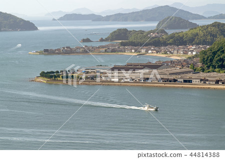 A boat heading for Seto in Ototo and a view of Ototocho Hatami district 44814388