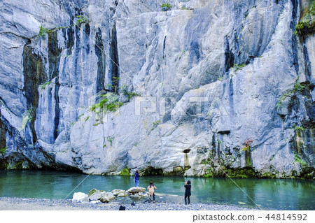 Tourist throwing a lucky ball 44814592