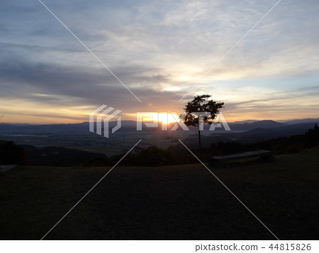 從Ugomachi Miharashi看到的日出B. 44815826