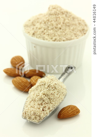 Peeled almond powder 44816149
