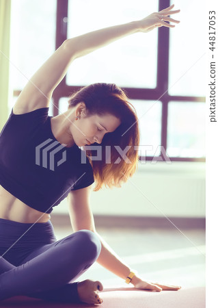 yoga balance girl / Yoga coach shows balance, yoga postures. Beautiful sporty graceful girl in the gym 44817053