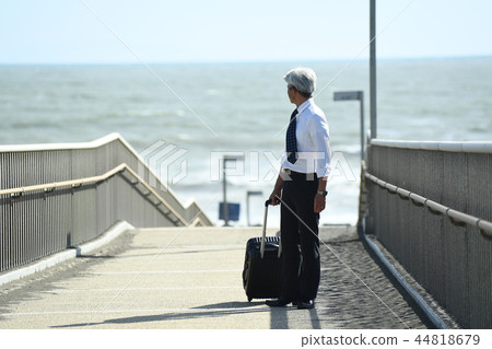 商人旅行與攜帶盒的浪漫史灰色商人在海邊 44818679