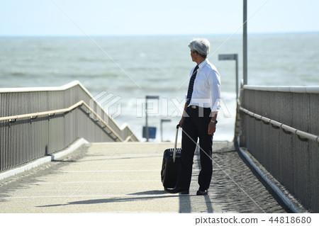 商人旅行與攜帶盒的浪漫史灰色商人在海邊 商人旅行與攜帶盒的浪漫史灰色商人在海邊 44818680