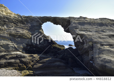 Miura Peninsula Shiroshima [Autumn] Horse's tunnel 44818812