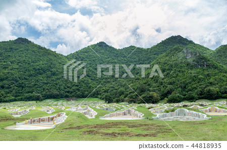 beautyful Chinese funeral on green mountain 44818935