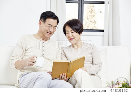 書籍,閱讀,客廳,夫妻 書籍,閱讀,客廳,夫妻 44819162