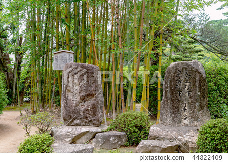 松井神社的風景地面昭和皇帝和女皇的紀念碑 松井神社的風景地面昭和皇帝和女皇的紀念碑 44822409