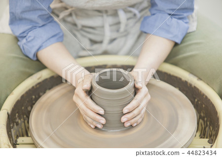 做陶瓷的婦女 做陶瓷的婦女 44823434