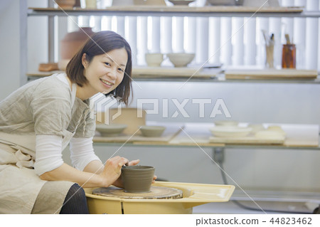 做陶瓷的婦女 做陶瓷的婦女 44823462