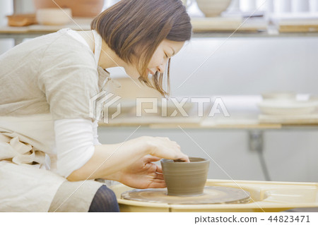 做陶瓷的婦女 做陶瓷的婦女 44823471