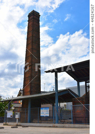 前南部鑄造廠高岡市的沖天爐和煙囪 44824167